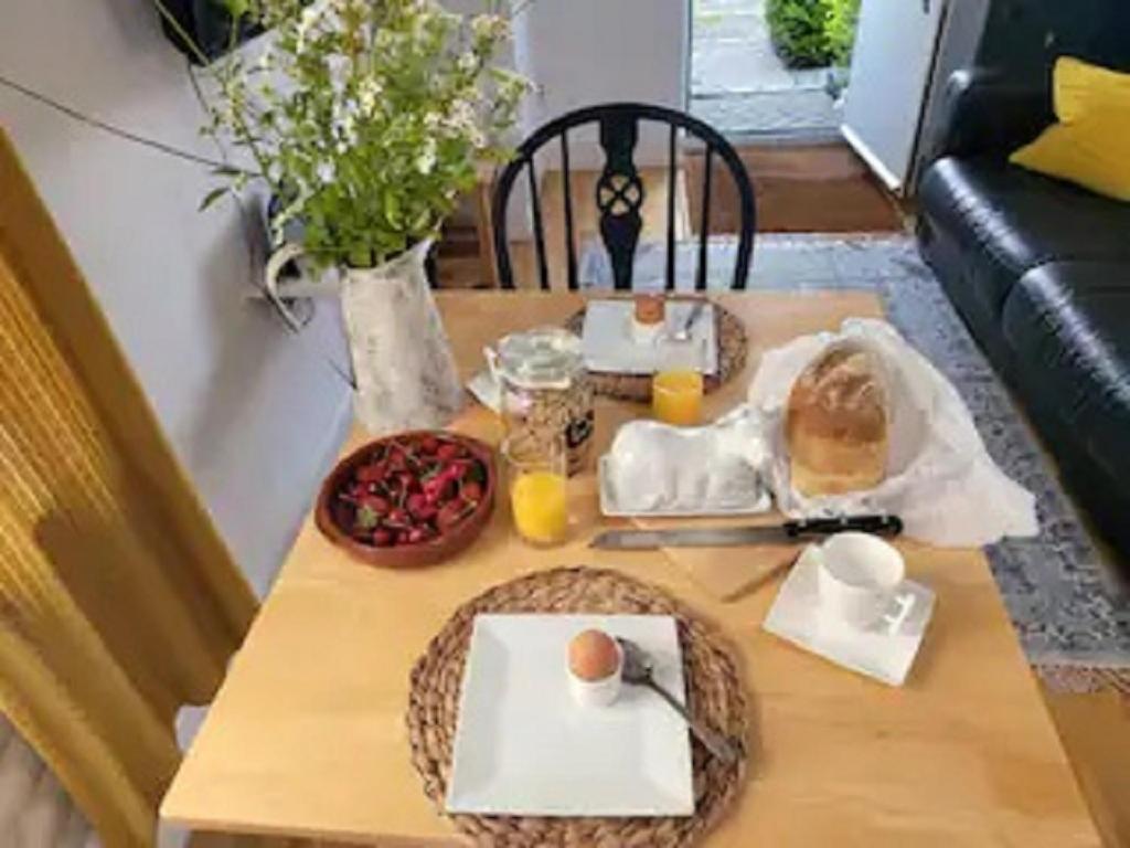 Birch Cottage With Private Wood Fire Hot Tub Harrietsham エクステリア 写真