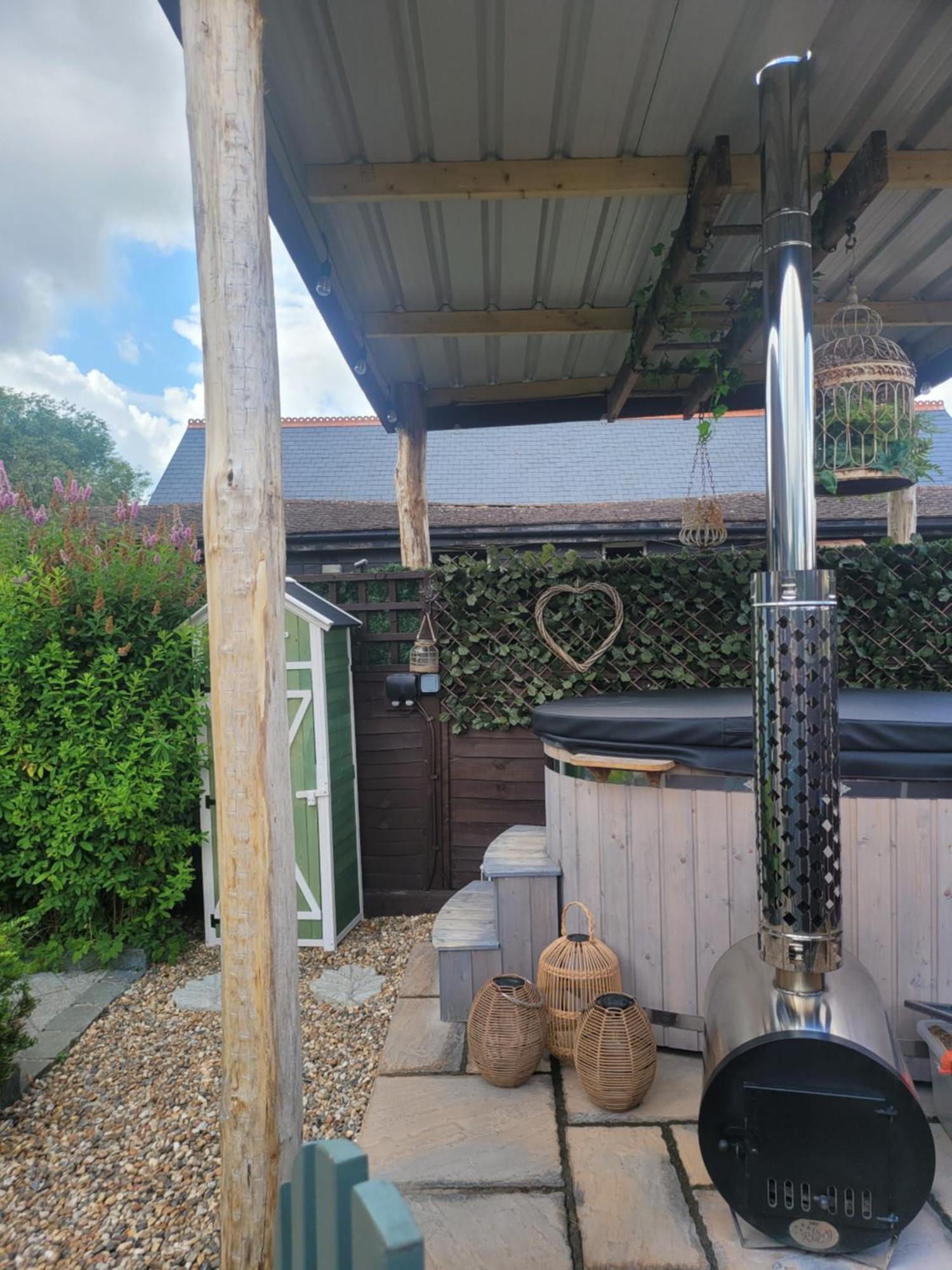 Birch Cottage With Private Wood Fire Hot Tub Harrietsham エクステリア 写真