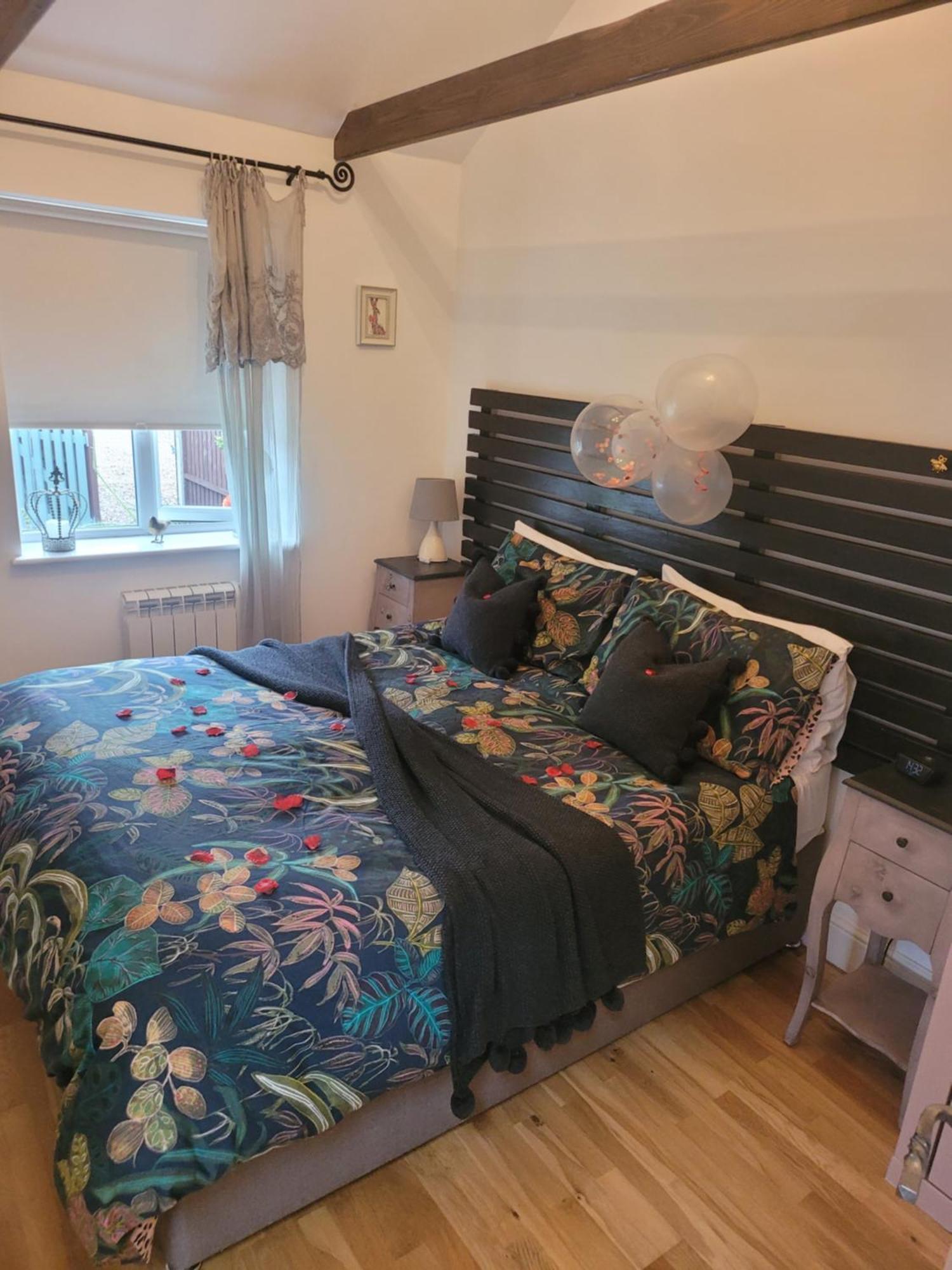 Birch Cottage With Private Wood Fire Hot Tub Harrietsham エクステリア 写真